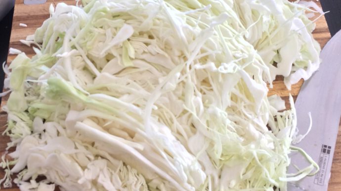 Surówka z&nbsp;kiszonej kapusty – przepis